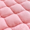 91家纺网 家纺一手货源 找家纺 索弗莱 2023新款加厚宽边牛奶绒床垫 草莓