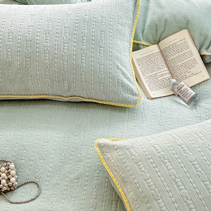 91家纺网 家纺一手货源 找家纺 金爱家 2023新款半消光牛奶绒立体雕花牛奶绒四件套 迷你兔-晴空兰