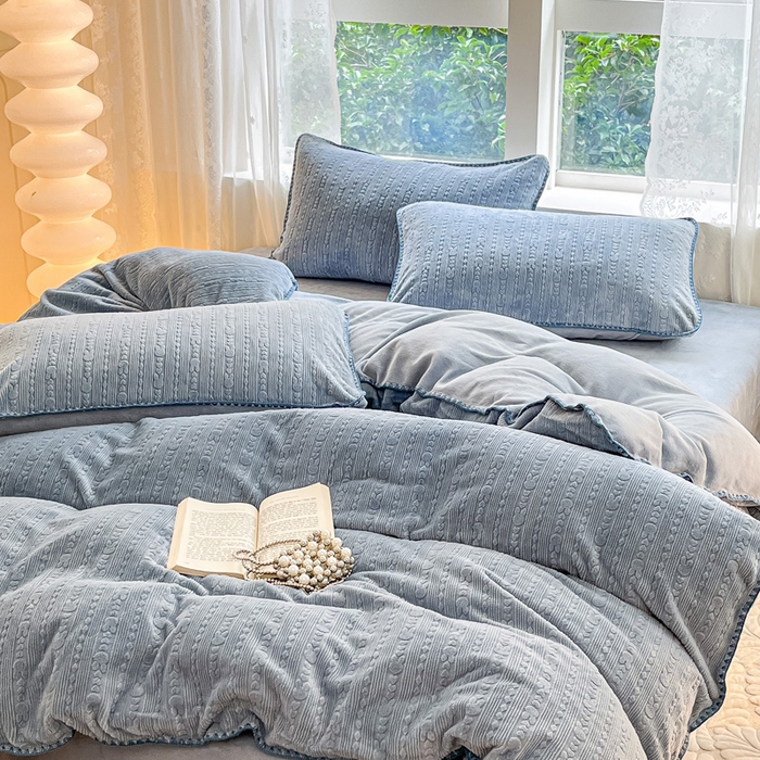 91家纺网 家纺一手货源 找家纺 金爱家 2023新款半消光牛奶绒立体雕花牛奶绒四件套 迷你兔-玛丽蓝