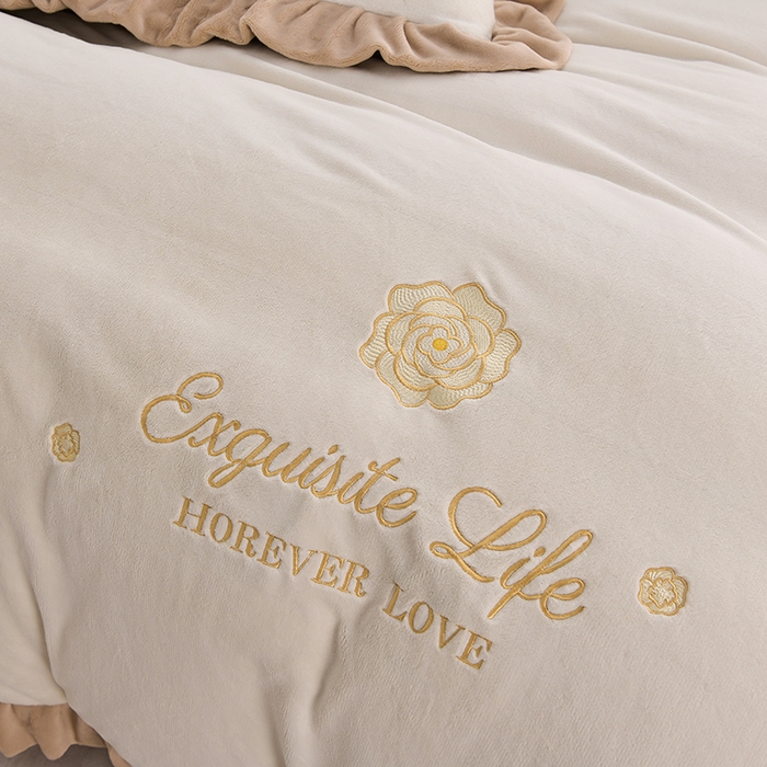 91家纺网 家纺一手货源 找家纺 氧家 2025款韩版纯色双层花边加厚牛奶绒四件套  素颜-高雅白