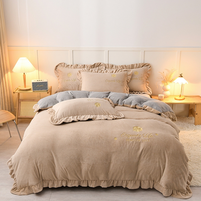 91家纺网 家纺一手货源 找家纺 氧家 2025款韩版纯色双层花边加厚牛奶绒四件套  素颜-卡琪