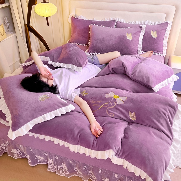 91家纺网 家纺一手货源 找家纺 找底底 2023新款牛奶绒花边床裙刺绣四件套 薰衣草紫