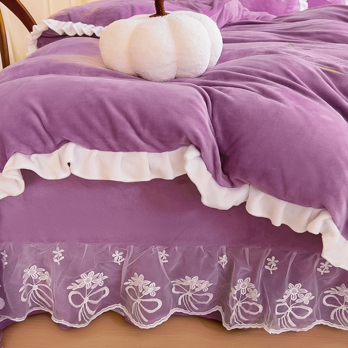 91家纺网 家纺一手货源 找家纺 找底底 2023新款牛奶绒花边床裙刺绣四件套 薰衣草紫