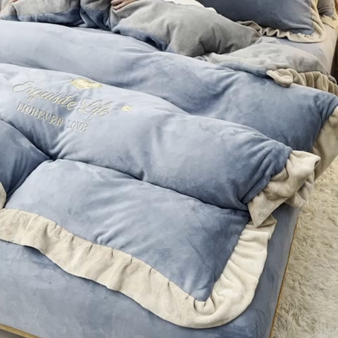 91家纺网 家纺一手货源 找家纺 氧家 2025款韩版纯色双层花边加厚牛奶绒四件套  素颜-宾利蓝（浅）