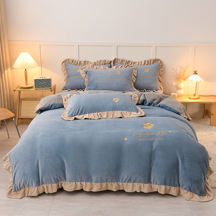 91家纺网 家纺一手货源 找家纺 氧家 2025款韩版纯色双层花边加厚牛奶绒四件套  素颜-宾利蓝（浅）