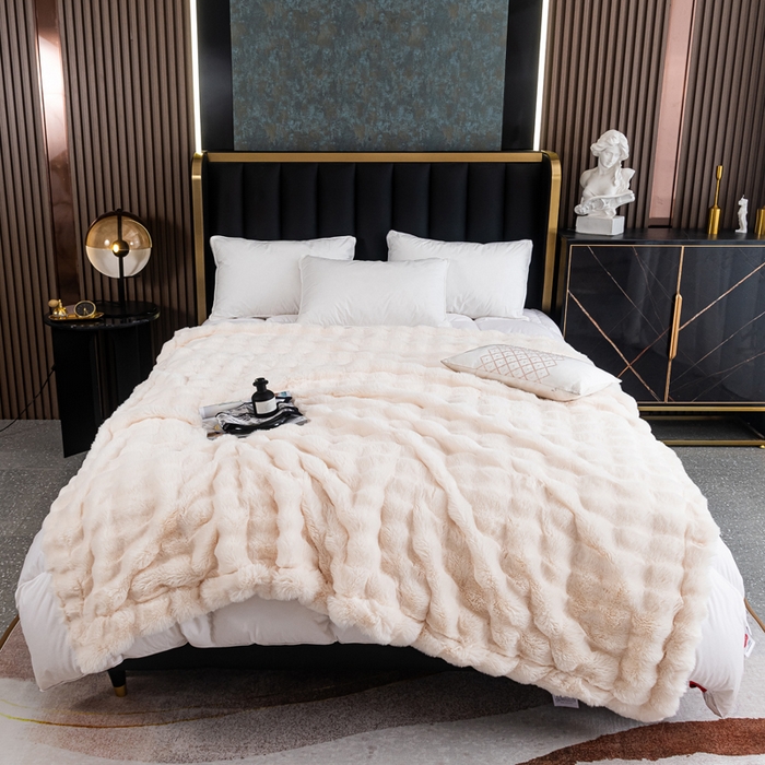 91家纺网 家纺一手货源 找家纺 2025新款A面泡泡兔毛绒B面牛奶绒双面毛毯 米白