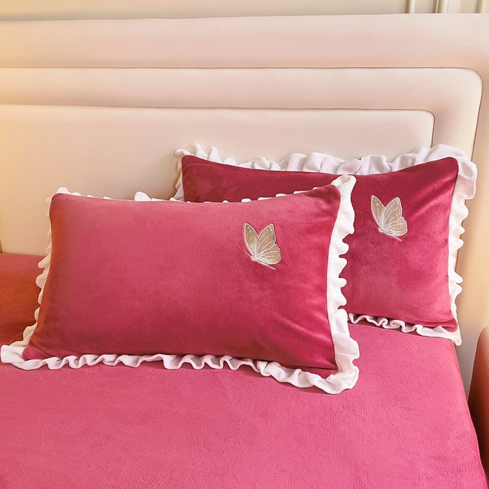 91家纺网 家纺一手货源 找家纺 找底底 2023新款牛奶绒花边床裙刺绣四件套 草莓粉