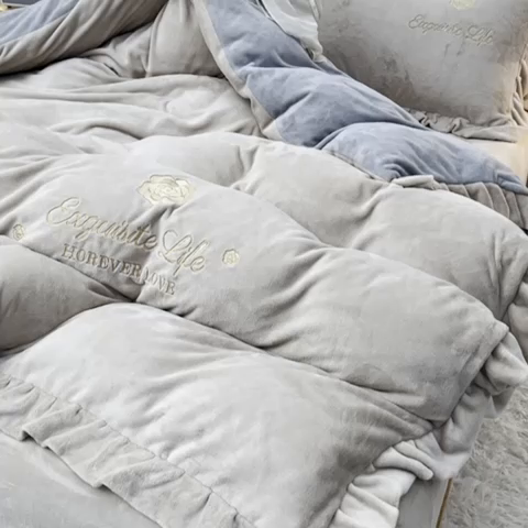 91家纺网 家纺一手货源 找家纺 氧家 2025款韩版纯色双层花边加厚牛奶绒四件套  素颜-卡琪