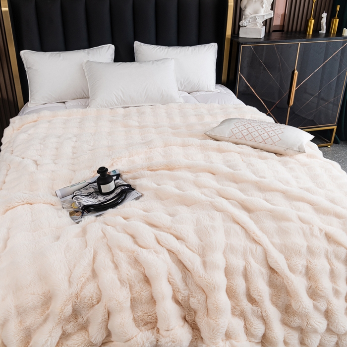 91家纺网 家纺一手货源 找家纺 2025新款A面泡泡兔毛绒B面牛奶绒双面毛毯 米白