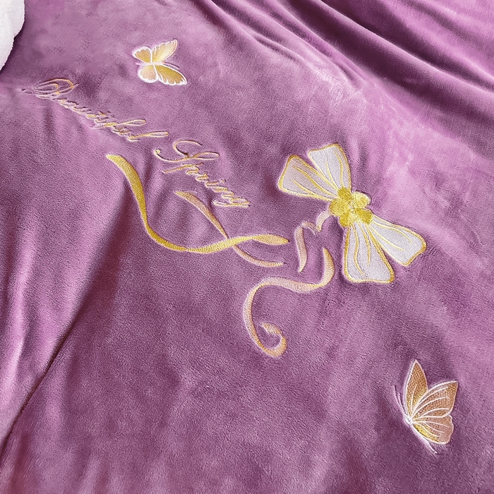 91家纺网 家纺一手货源 找家纺 找底底 2023新款牛奶绒花边床裙刺绣四件套 薰衣草紫