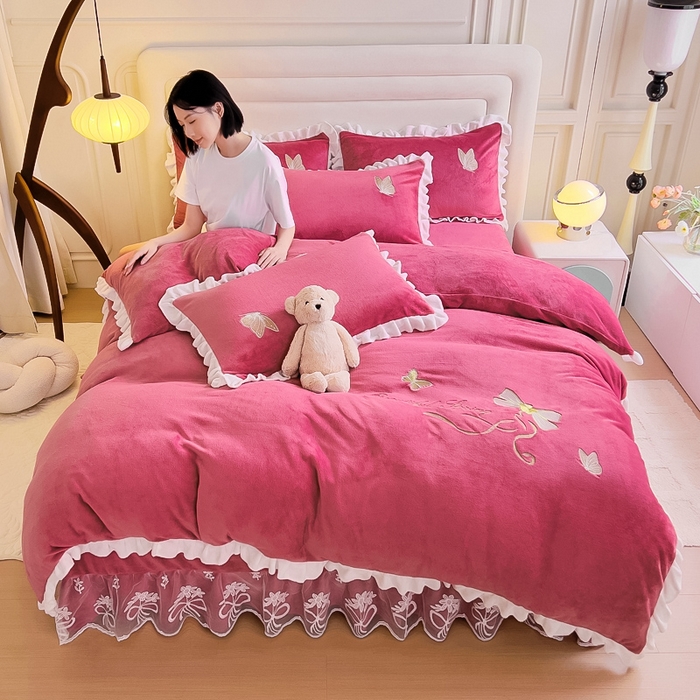 91家纺网 家纺一手货源 找家纺 找底底 2023新款牛奶绒花边床裙刺绣四件套 草莓粉