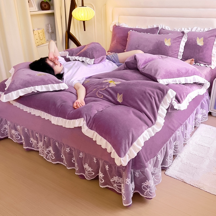 91家纺网 家纺一手货源 找家纺 找底底 2023新款牛奶绒花边床裙刺绣四件套 薰衣草紫