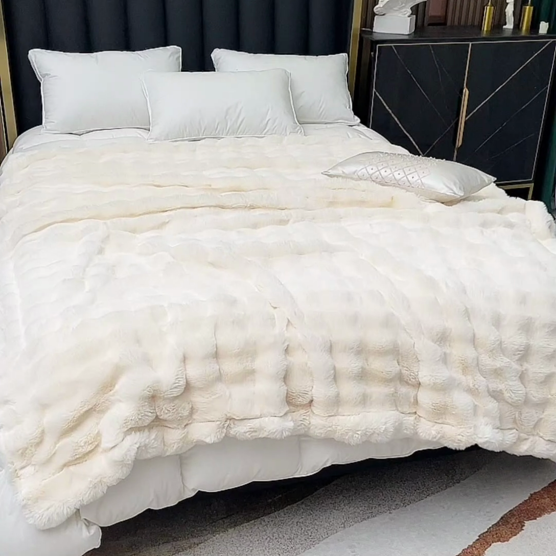 91家纺网 家纺一手货源 找家纺 2025新款A面泡泡兔毛绒B面牛奶绒双面毛毯 米白