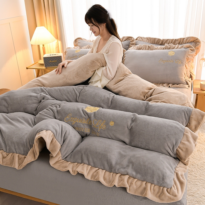 91家纺网 家纺一手货源 找家纺 氧家 2025款韩版纯色双层花边加厚牛奶绒四件套  素颜-时尚灰