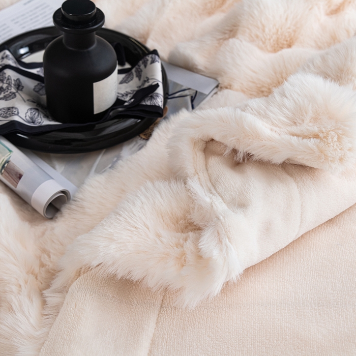 91家纺网 家纺一手货源 找家纺 2025新款A面泡泡兔毛绒B面牛奶绒双面毛毯 米白