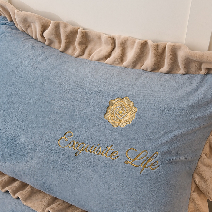 91家纺网 家纺一手货源 找家纺 氧家 2025款韩版纯色双层花边加厚牛奶绒四件套  素颜-宾利蓝（浅）