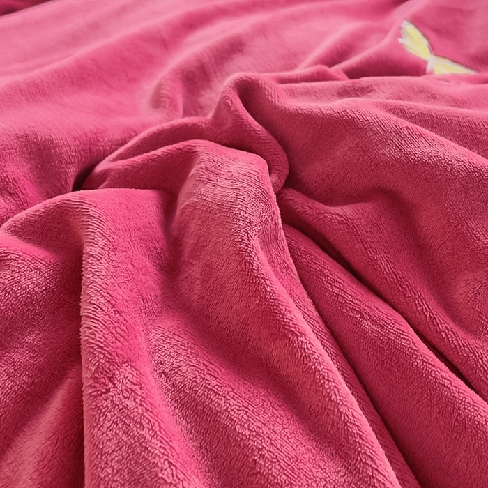 91家纺网 家纺一手货源 找家纺 找底底 2023新款牛奶绒花边床裙刺绣四件套 草莓粉