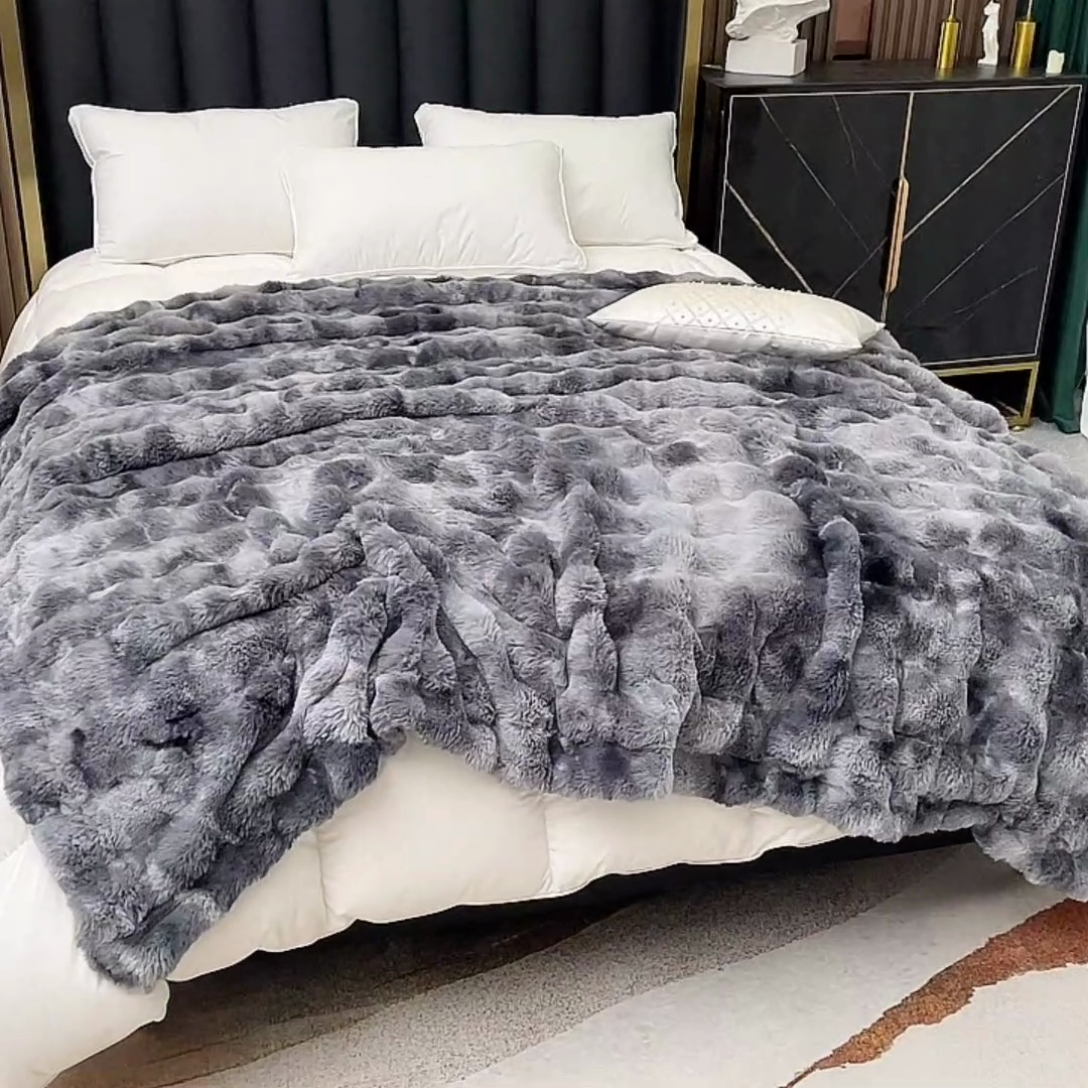 91家纺网 家纺一手货源 找家纺 2025新款A面泡泡兔毛绒B面牛奶绒双面毛毯 灰色