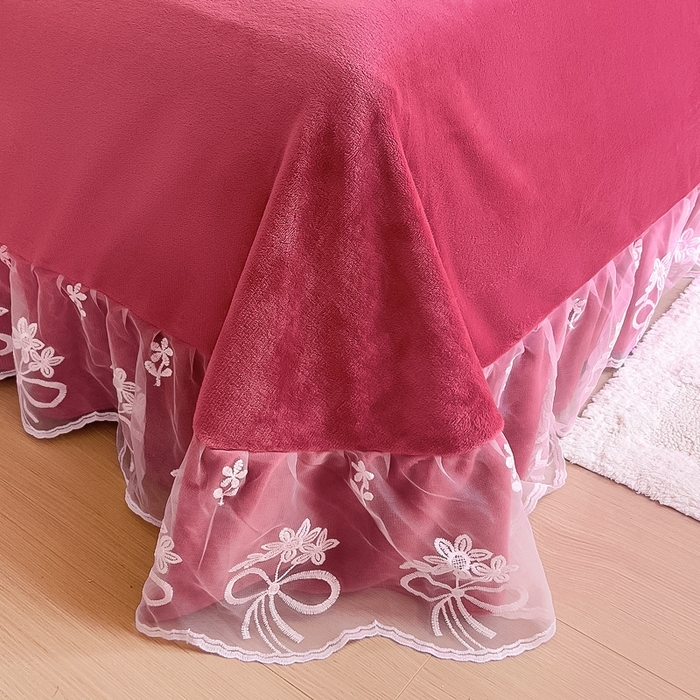 91家纺网 家纺一手货源 找家纺 找底底 2023新款牛奶绒花边床裙刺绣四件套 草莓粉