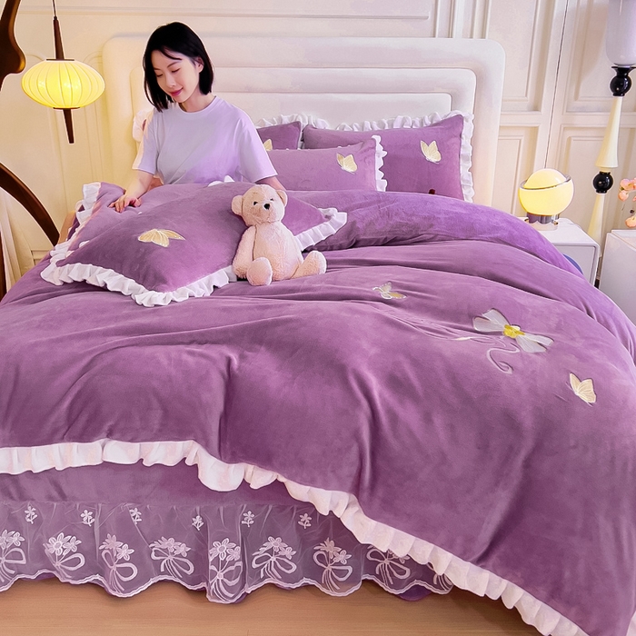 91家纺网 家纺一手货源 找家纺 找底底 2023新款牛奶绒花边床裙刺绣四件套 薰衣草紫