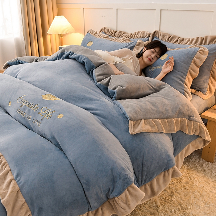 91家纺网 家纺一手货源 找家纺 氧家 2025款韩版纯色双层花边加厚牛奶绒四件套  素颜-宾利蓝（浅）