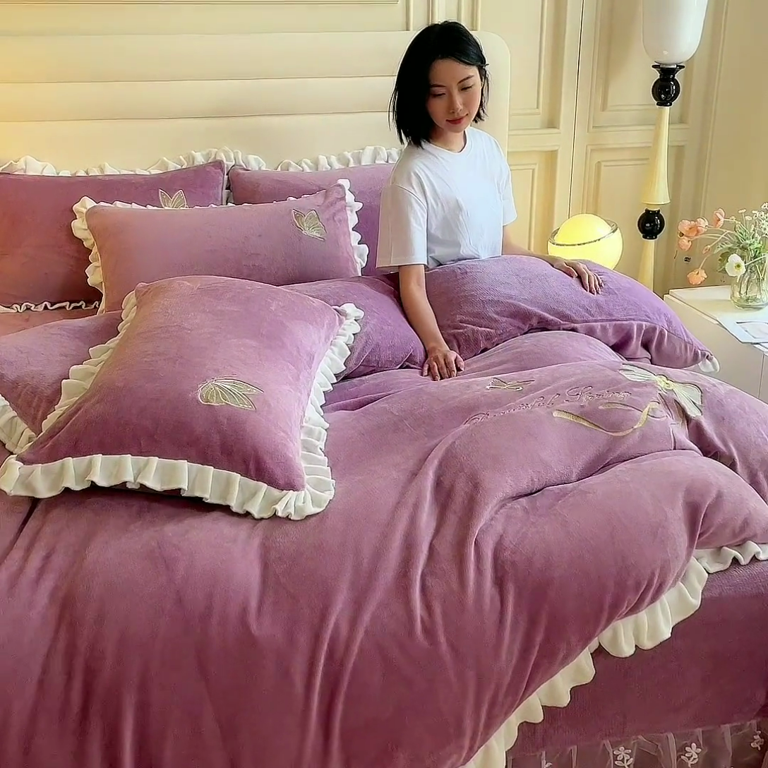 91家纺网 家纺一手货源 找家纺 找底底 2023新款牛奶绒花边床裙刺绣四件套 薰衣草紫