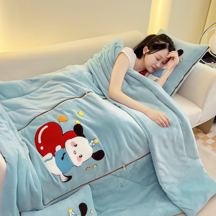 91家纺网 家纺一手货源 找家纺 阳光依佰 2023新款牛奶绒毛巾绣秋冬加厚抱枕被 天蓝