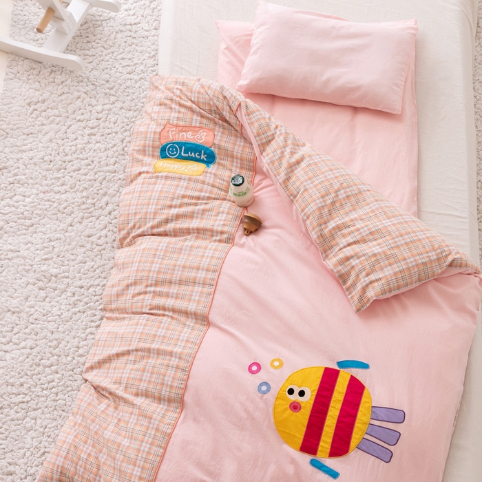 91家纺网 家纺一手货源 找家纺 喜多兔儿童家纺 2023新款小心动幼儿园三件套 粉色心动小鱼儿