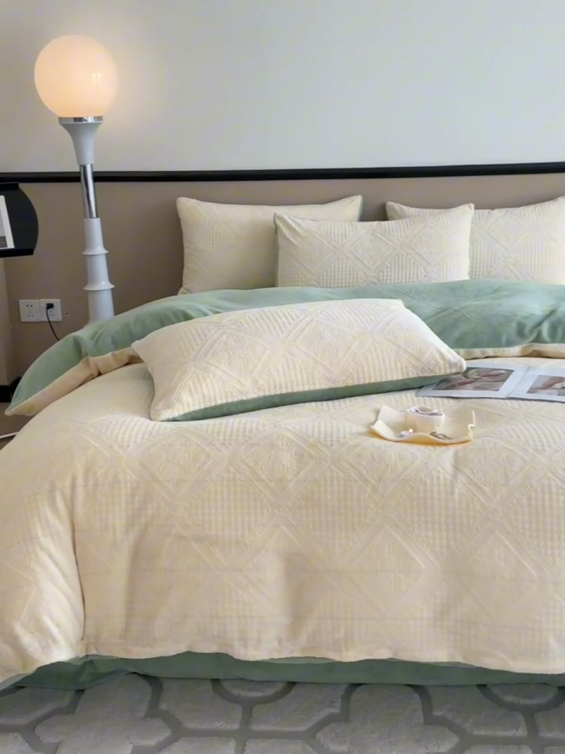 91家纺网 家纺一手货源 找家纺 澳梵 2023新款雕花牛奶绒四件套 玫瑰庄园-米黄