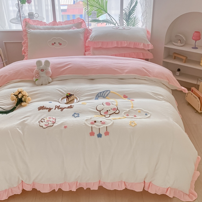 91家纺网 家纺一手货源 找家纺 易禾家纺 2024新款水洗棉毛巾绣晚安梦四件套专版花型 晚安梦-奶白粉