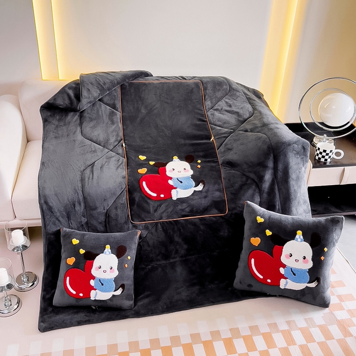 91家纺网 家纺一手货源 找家纺 阳光依佰 2023新款牛奶绒毛巾绣秋冬加厚抱枕被 深灰