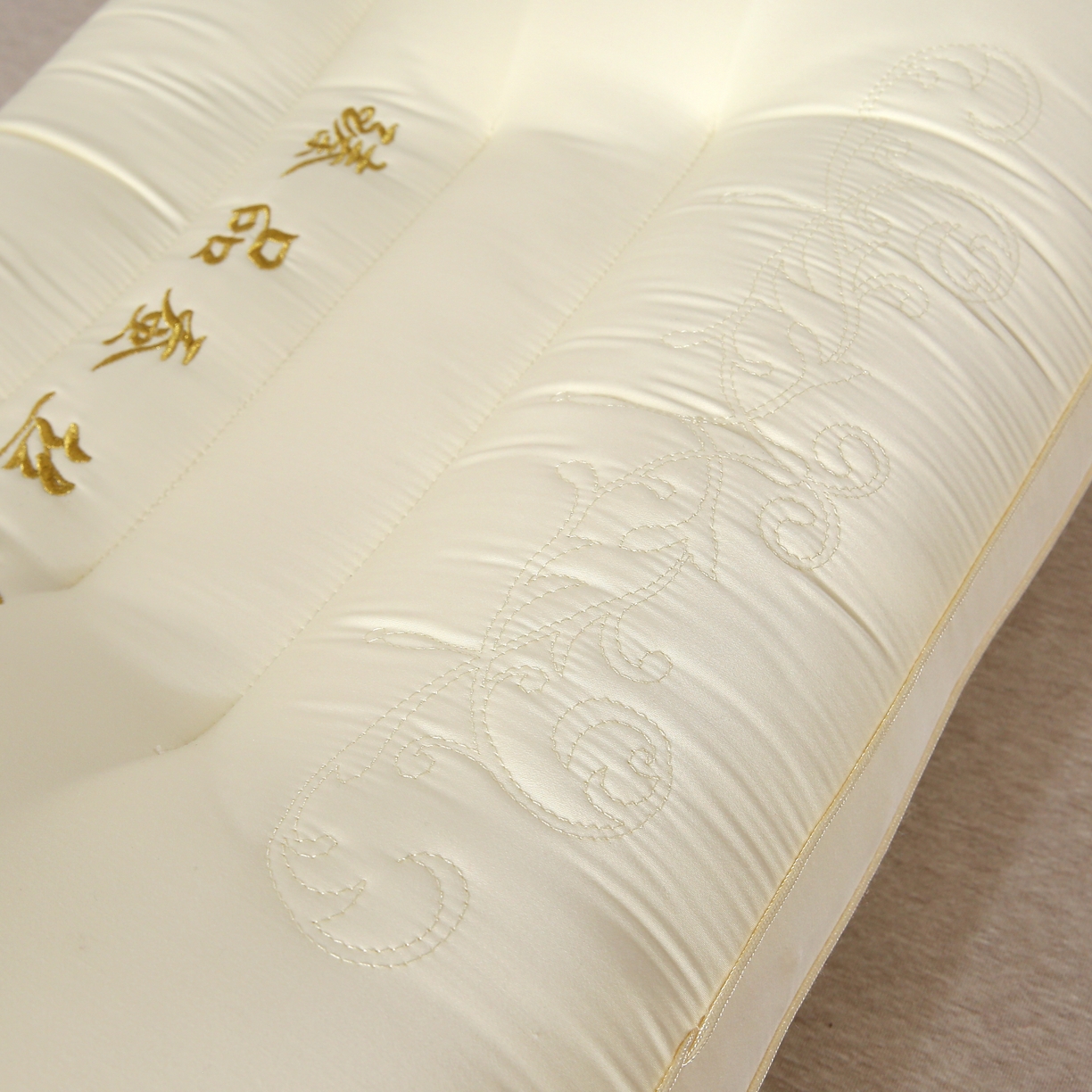 91家纺网 家纺一手货源 找家纺 天意美  2023新款护颈锥助眠臻品蚕丝乳胶枕头枕芯 48x74cm臻品蚕丝-白（一只）