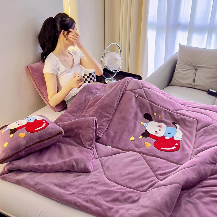 91家纺网 家纺一手货源 找家纺 阳光依佰 2023新款牛奶绒毛巾绣秋冬加厚抱枕被 紫色