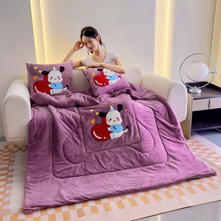 91家纺网 家纺一手货源 找家纺 （总）阳光依佰 2023新款牛奶绒毛巾绣秋冬加厚抱枕被