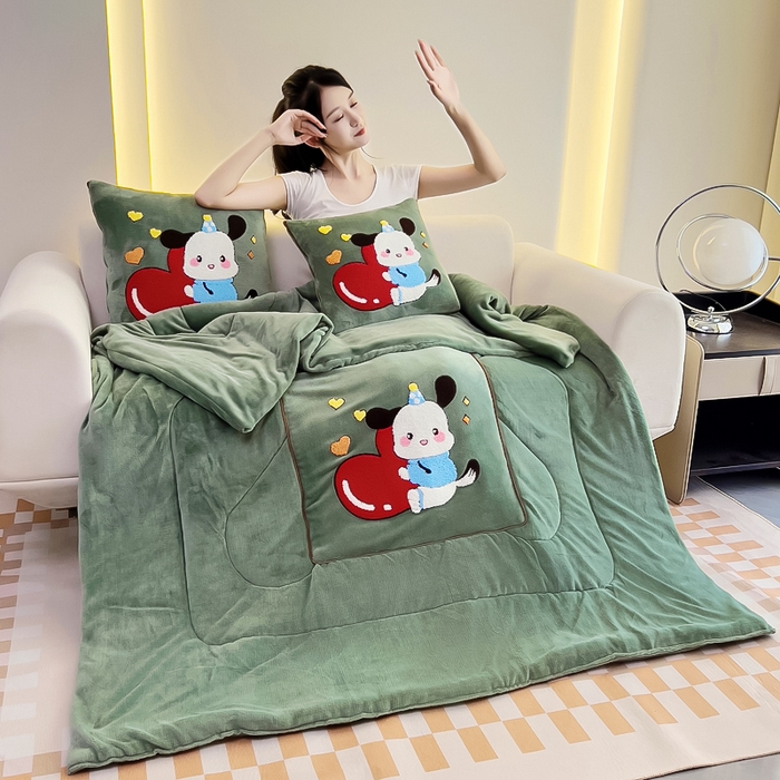 91家纺网 家纺一手货源 找家纺 阳光依佰 2023新款牛奶绒毛巾绣秋冬加厚抱枕被 墨绿