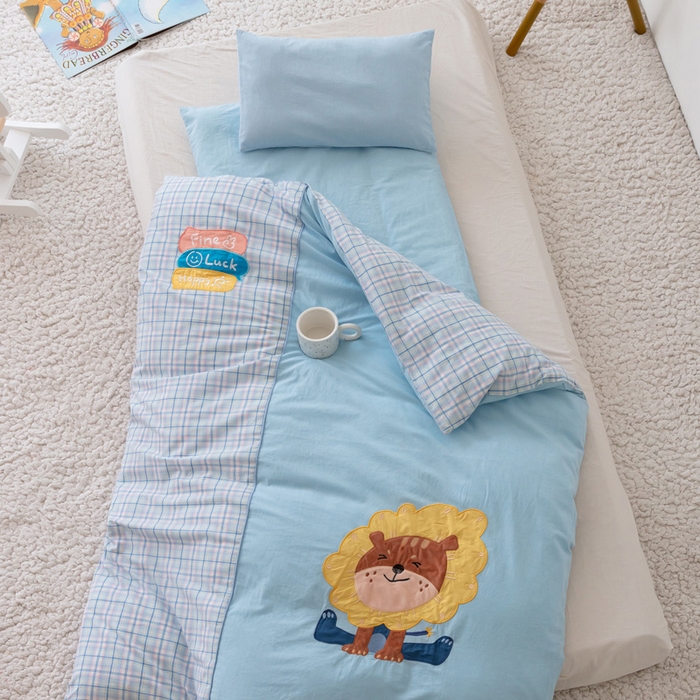 91家纺网 家纺一手货源 找家纺 喜多兔儿童家纺 2023新款小心动幼儿园三件套 蓝色心动小狮子