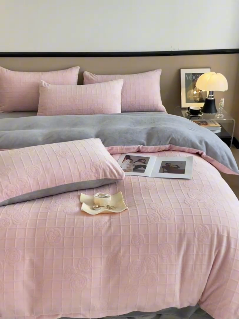 91家纺网 家纺一手货源 找家纺 澳梵 2023新款雕花牛奶绒四件套 浪漫花都-粉