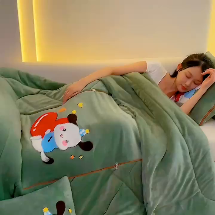 91家纺网 家纺一手货源 找家纺 阳光依佰 2023新款牛奶绒毛巾绣秋冬加厚抱枕被 墨绿