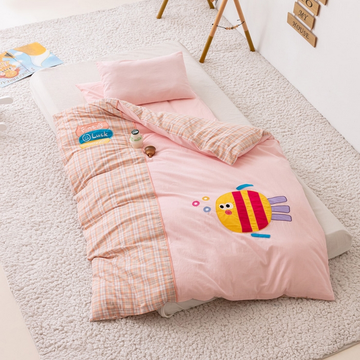 91家纺网 家纺一手货源 找家纺 喜多兔儿童家纺 2023新款小心动幼儿园三件套 粉色心动小鱼儿