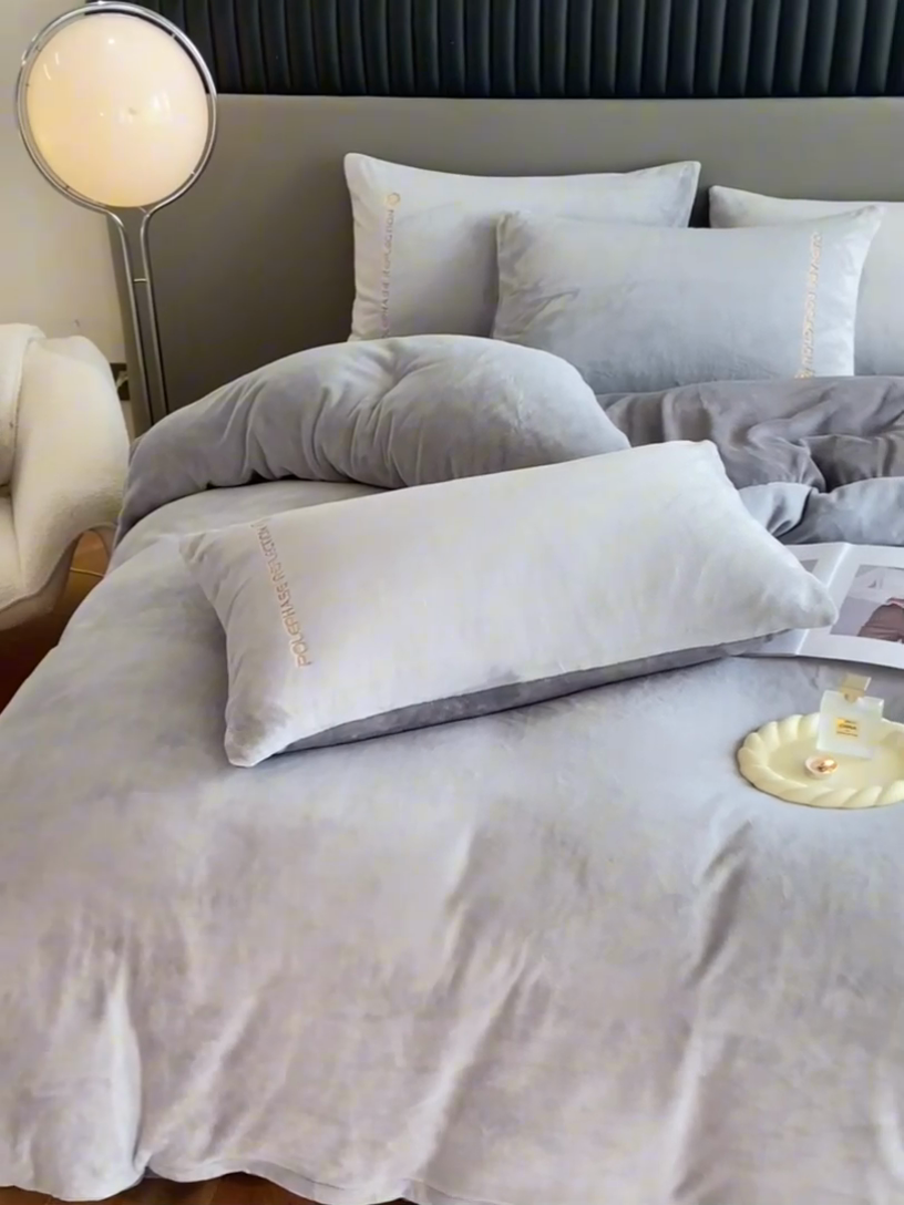 91家纺网 家纺一手货源 找家纺 澳梵 2023新款轻奢风牛奶绒刺绣四件套 星空灰