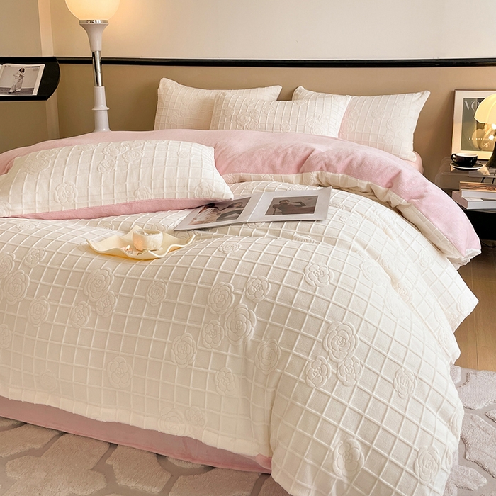 91家纺网 家纺一手货源 找家纺 澳梵 2023新款雕花牛奶绒四件套 浪漫花都-白