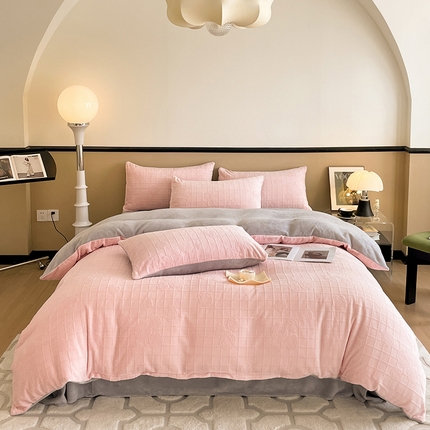 91家纺网 家纺一手货源 找家纺 澳梵 2023新款雕花牛奶绒四件套 浪漫花都-粉