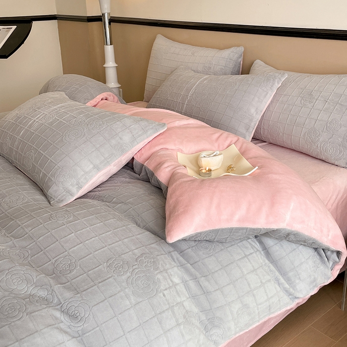 91家纺网 家纺一手货源 找家纺 澳梵 2023新款雕花牛奶绒四件套 浪漫花都-灰