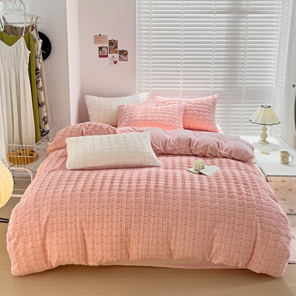 91家纺网 家纺一手货源 找家纺 逸尚阁 2024秋冬新款高克重兔兔绒牛奶绒四件套 蜜桃粉