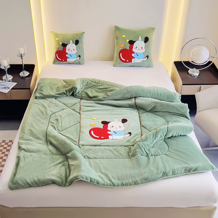 91家纺网 家纺一手货源 找家纺 阳光依佰 2023新款牛奶绒毛巾绣秋冬加厚抱枕被 墨绿