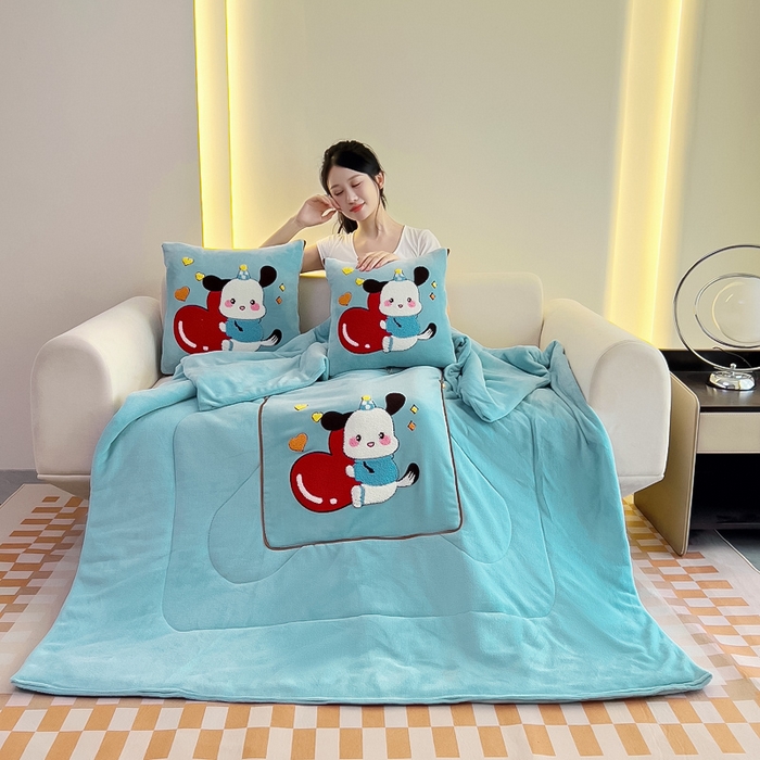 91家纺网 家纺一手货源 找家纺 阳光依佰 2023新款牛奶绒毛巾绣秋冬加厚抱枕被 天蓝