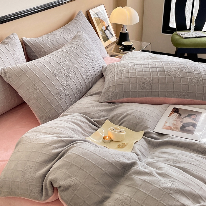 91家纺网 家纺一手货源 找家纺 澳梵 2023新款雕花牛奶绒四件套 浪漫花都-灰