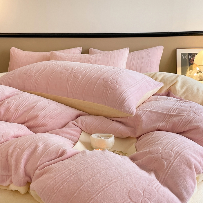 91家纺网 家纺一手货源 找家纺 澳梵 2023新款雕花牛奶绒四件套 冬日花信-粉