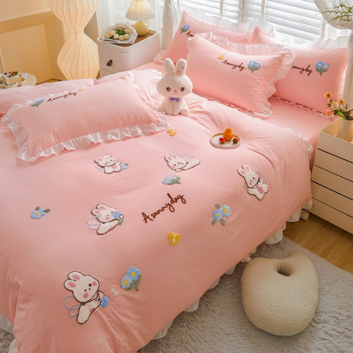 91家纺网 家纺一手货源 找家纺 易禾家纺 2024新款水洗亲肤棉毛巾绣四件套专版花型-幸福兔 幸福兔-粉