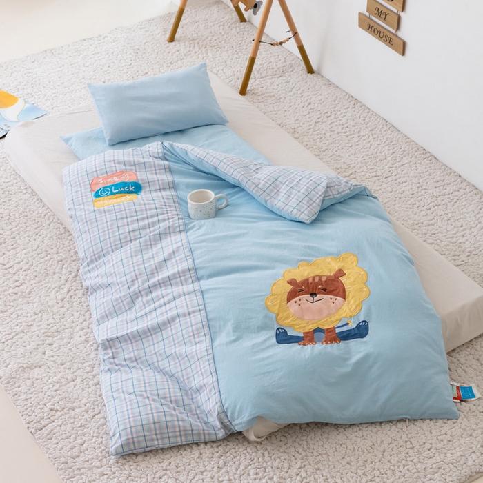 91家纺网 家纺一手货源 找家纺 喜多兔儿童家纺 2023新款小心动幼儿园三件套 蓝色心动小狮子